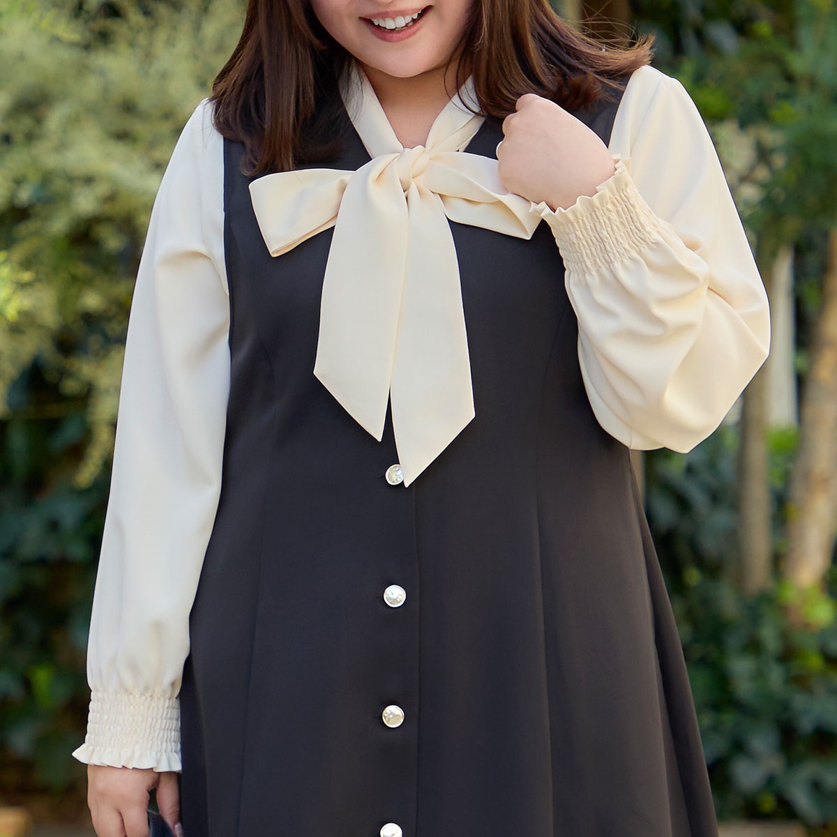 人気インフルエンサー【みー@styleさん】　コラボ  華奢見えボウタイブラウス