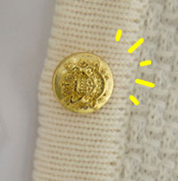 大きめの金ボタンで華やか高見え