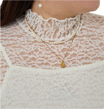 ミニフリル使用で顔回りが華やかに！